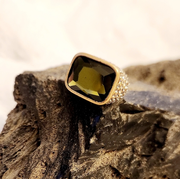 Lia Sophia VISIONAIRE Green Crystalin Matte Gold Tone Ring - Sz 8 - Picture 3 of 11